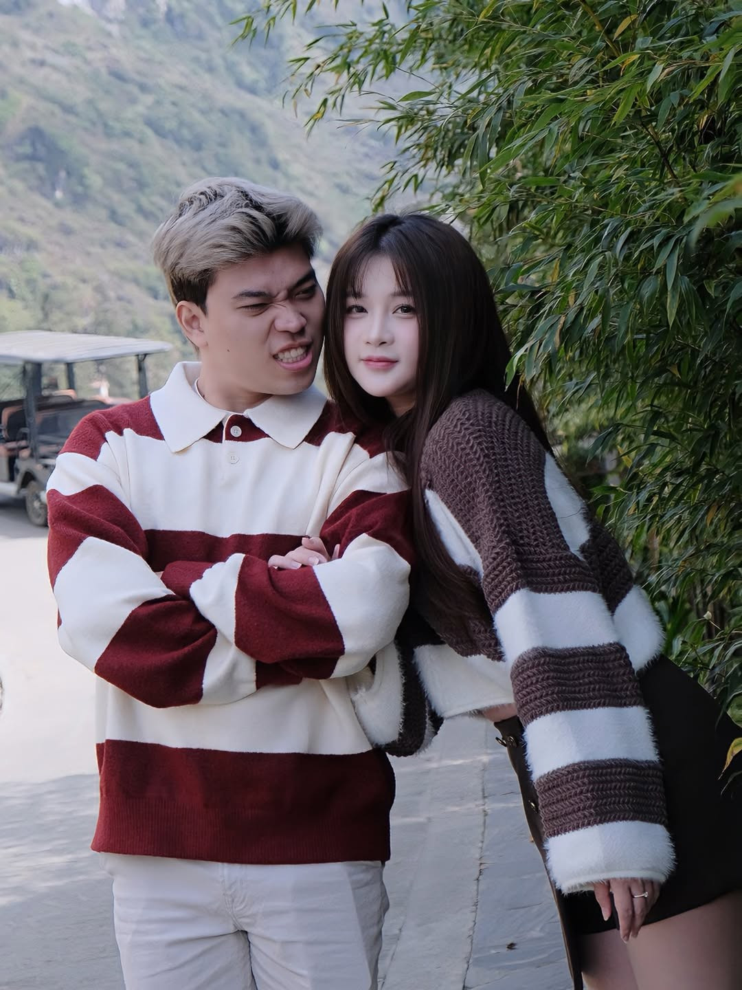 Soanh Trần cũng diện trang phục "ton-sur-ton" với bạn gái khi mặc thiết kế áo len sọc đỏ trắng. (Ảnh: IGNV)