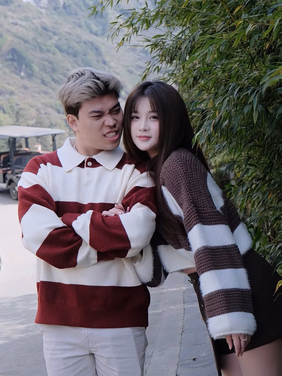 Soanh Trần cũng diện trang phục "ton-sur-ton" với bạn gái khi mặc thiết kế áo len sọc đỏ trắng. (Ảnh: IGNV)