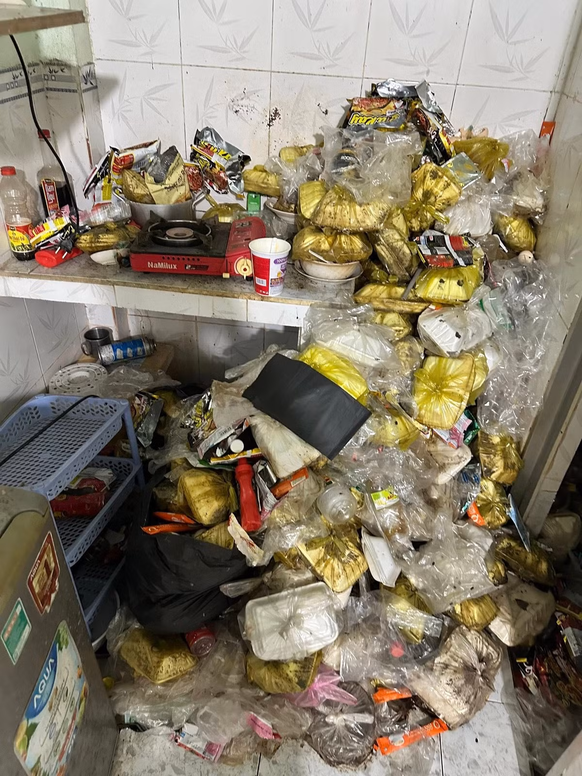 Chai nước ngọt, vỏ bánh kẹo vứt vương vãi khắp nơi. Đặc biệt, những đống tàn thuốc lá chất cao như "núi nhỏ" ngay cạnh chỗ nằm.