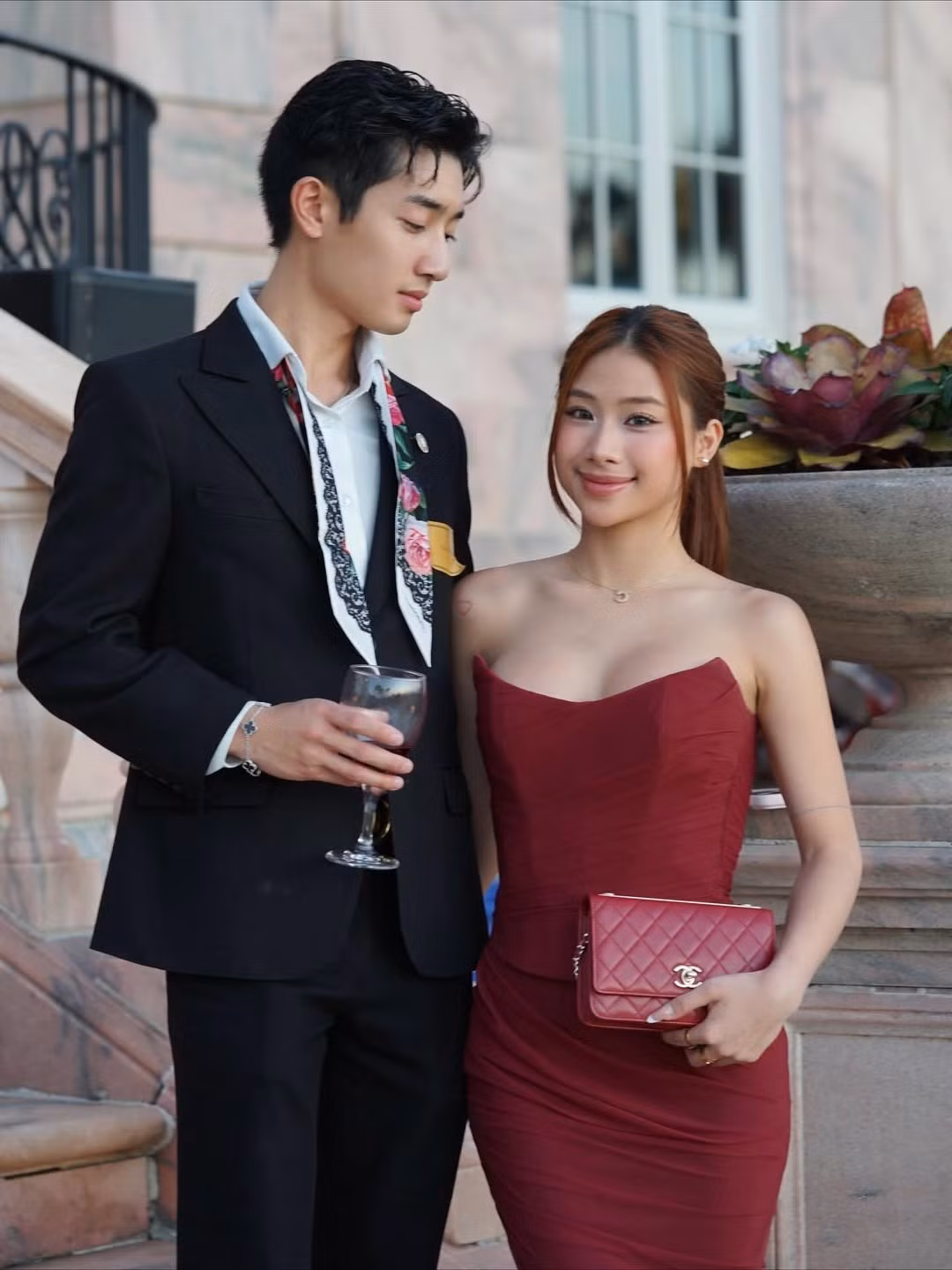 Trên trang cá nhân, Louis Phạm cũng vừa chia sẻ loạt khoảnh khắc khi cùng bạn trai xuất hiện tại một sự kiện gần đây. (Ảnh: IGNV)