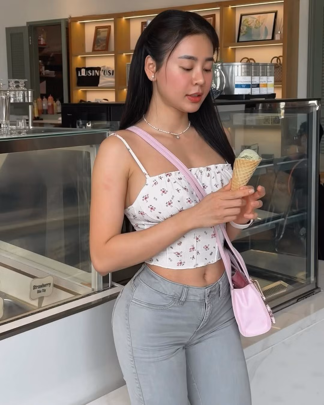 Dù chỉ là những khoảnh khắc đời thường như uống nước ép xanh, dạo phố hay thưởng thức kem, Phương Trang vẫn toát lên vẻ đẹp cuốn hút khó cưỡng. (Ảnh: IGNV)