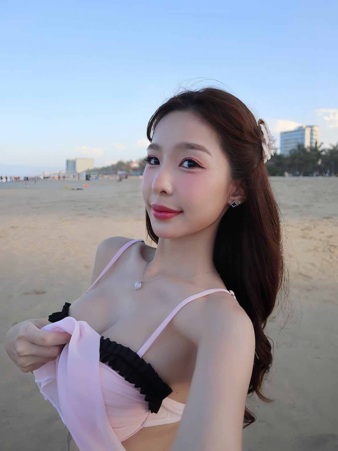 Chỉ sau vài giờ đăng tải, bộ ảnh nhanh chóng nhận được “bão like” và hàng loạt bình luận khen ngợi từ cư dân mạng: "Trời ơi đẹp gì mà đẹp dữ vậy", "trông yêu thế", "cổ xinh".