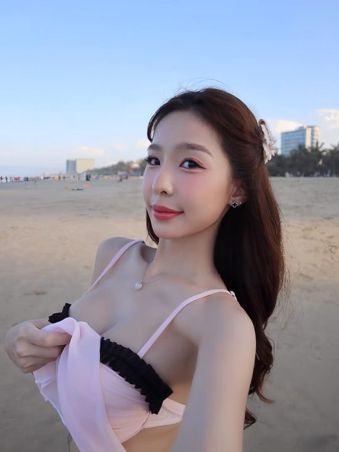 Chỉ sau vài giờ đăng tải, bộ ảnh nhanh chóng nhận được “bão like” và hàng loạt bình luận khen ngợi từ cư dân mạng: "Trời ơi đẹp gì mà đẹp dữ vậy", "trông yêu thế", "cổ xinh".