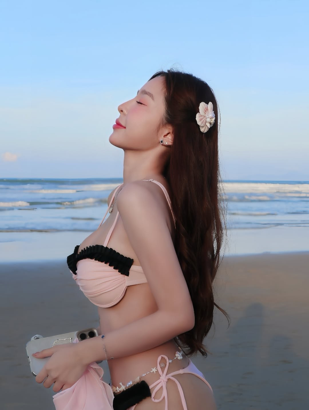 Không chỉ sở hữu body nuột nà, Tammy còn ghi điểm tuyệt đối nhờ thần thái tự tin, biểu cảm cuốn hút và phong cách tạo dáng đầy chuyên nghiệp.