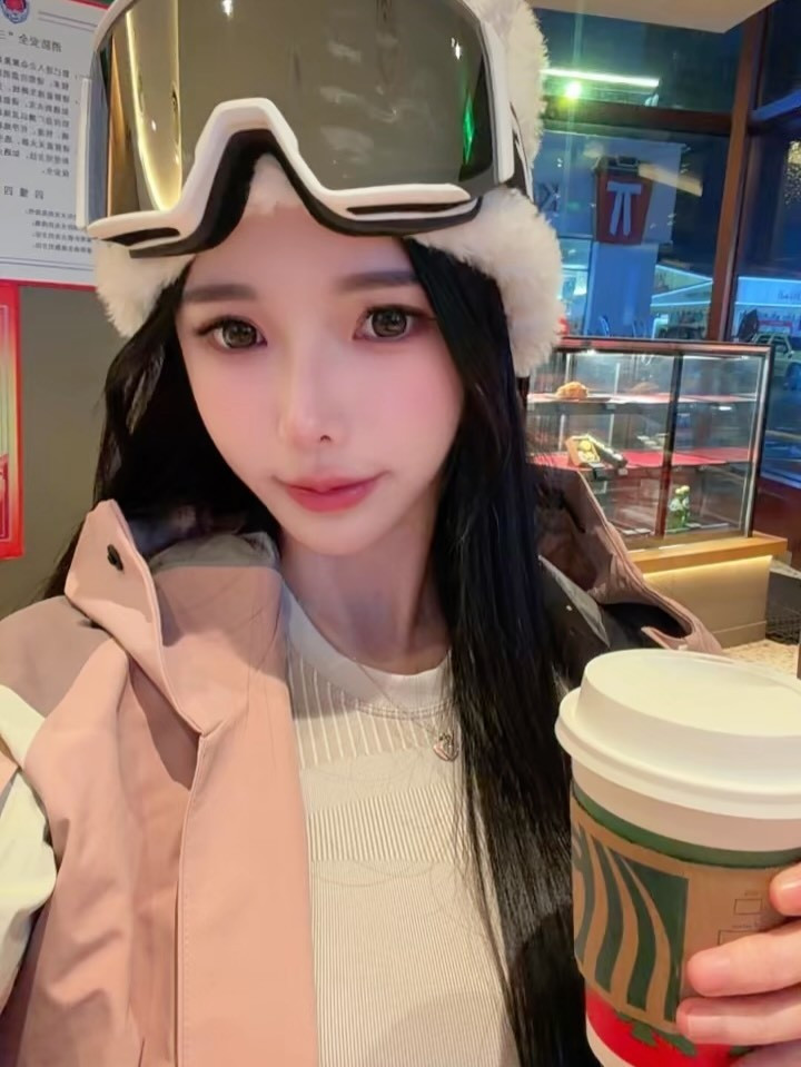 Cô nàng theo đuổi phong cách ăn mặc quyến rũ, táo bạo. Cách lên đồ nóng bỏng cùng lối trình diễn hết mình giúp cô nàng luôn là tâm điểm chú ý mỗi lần biểu diễn. (Ảnh: IGNV)