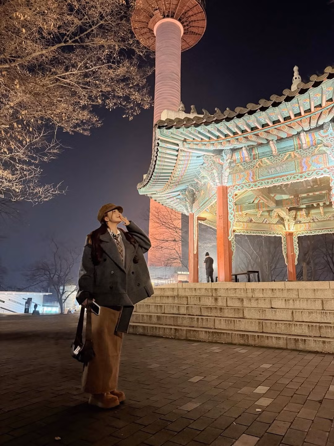 Ngân Hà cũng check-in tại những con phố rợp lá vàng rụng, đặc trưng của mùa thu Hàn Quốc. (Ảnh: IGNV)