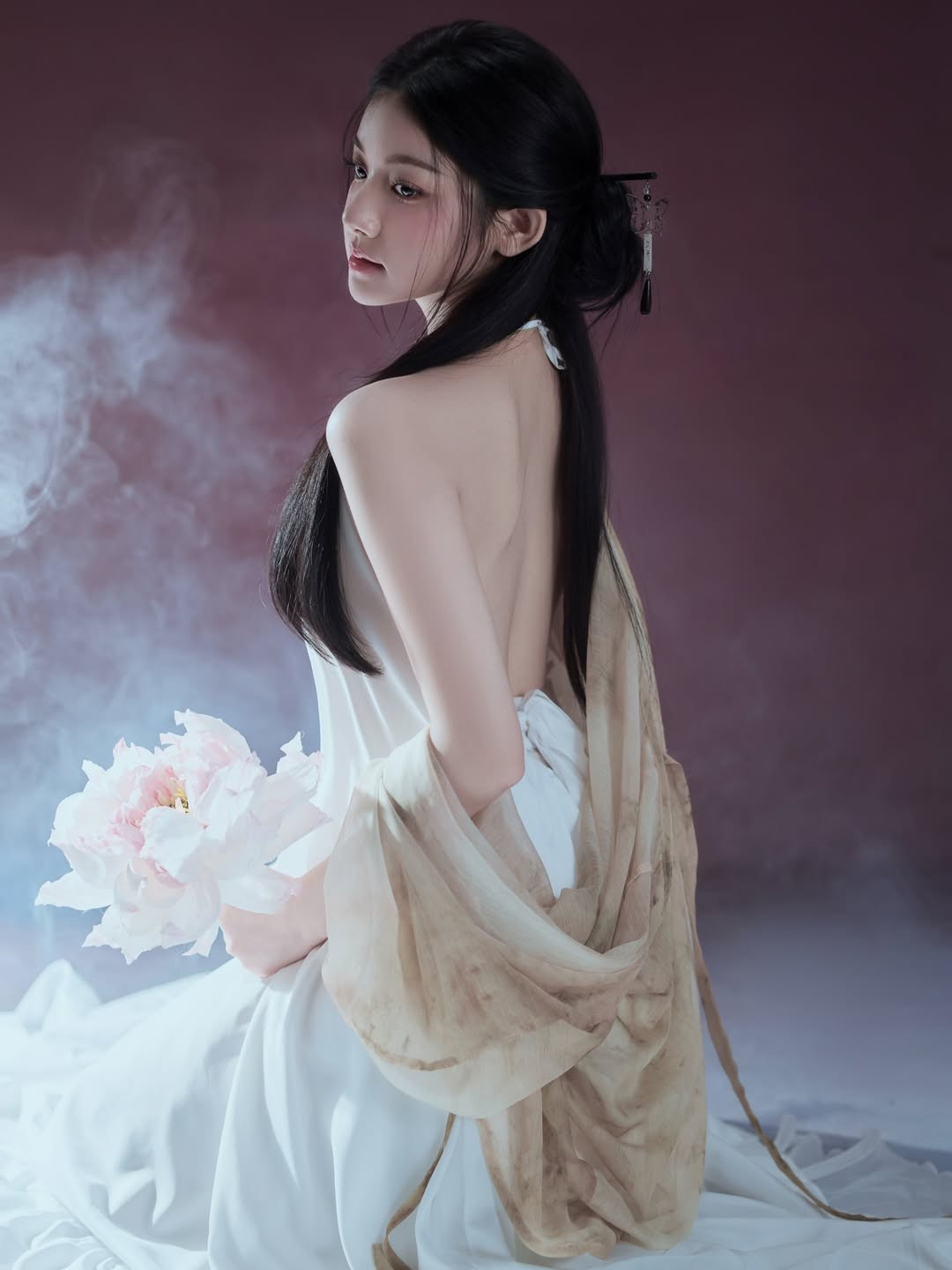 Quỳnh Trương (sinh năm 2002, quê Nghệ An) từng là sinh viên chuyên ngành Công nghệ Thông tin tại trường Đại học Kinh tế Quốc dân (NEU). Với nền tảng học vấn ấn tượng và sự thông minh, cô đã khéo léo xây dựng nội dung mukbang theo hướng thẩm mỹ và vô cùng duyên dáng. (Ảnh: IGNV)