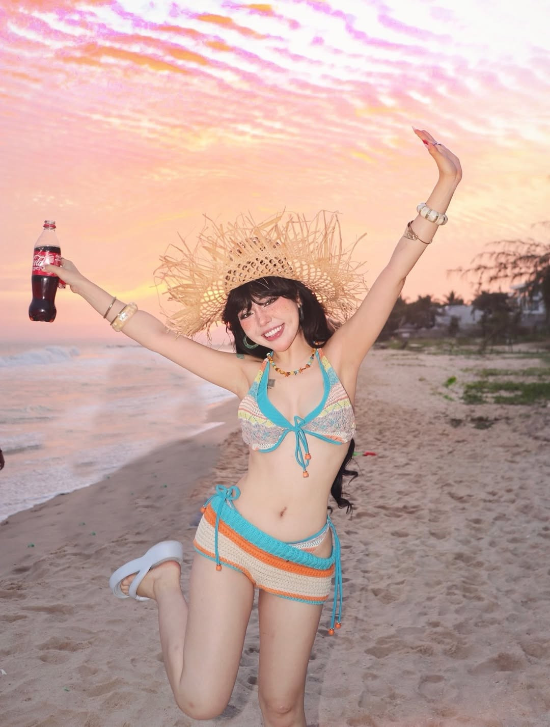 Điều khiến bộ ảnh của Bảo Khuyên Susan thu hút hàng ngàn lượt tương tác chính là sự tự nhiên và năng động. Không chỉ dừng lại ở việc tạo dáng quyến rũ, cô nàng còn mang đến những khoảnh khắc đầy tinh nghịch với các đạo cụ gần gũi như chai nước ngọt và gói snack. (Ảnh: IGNV)