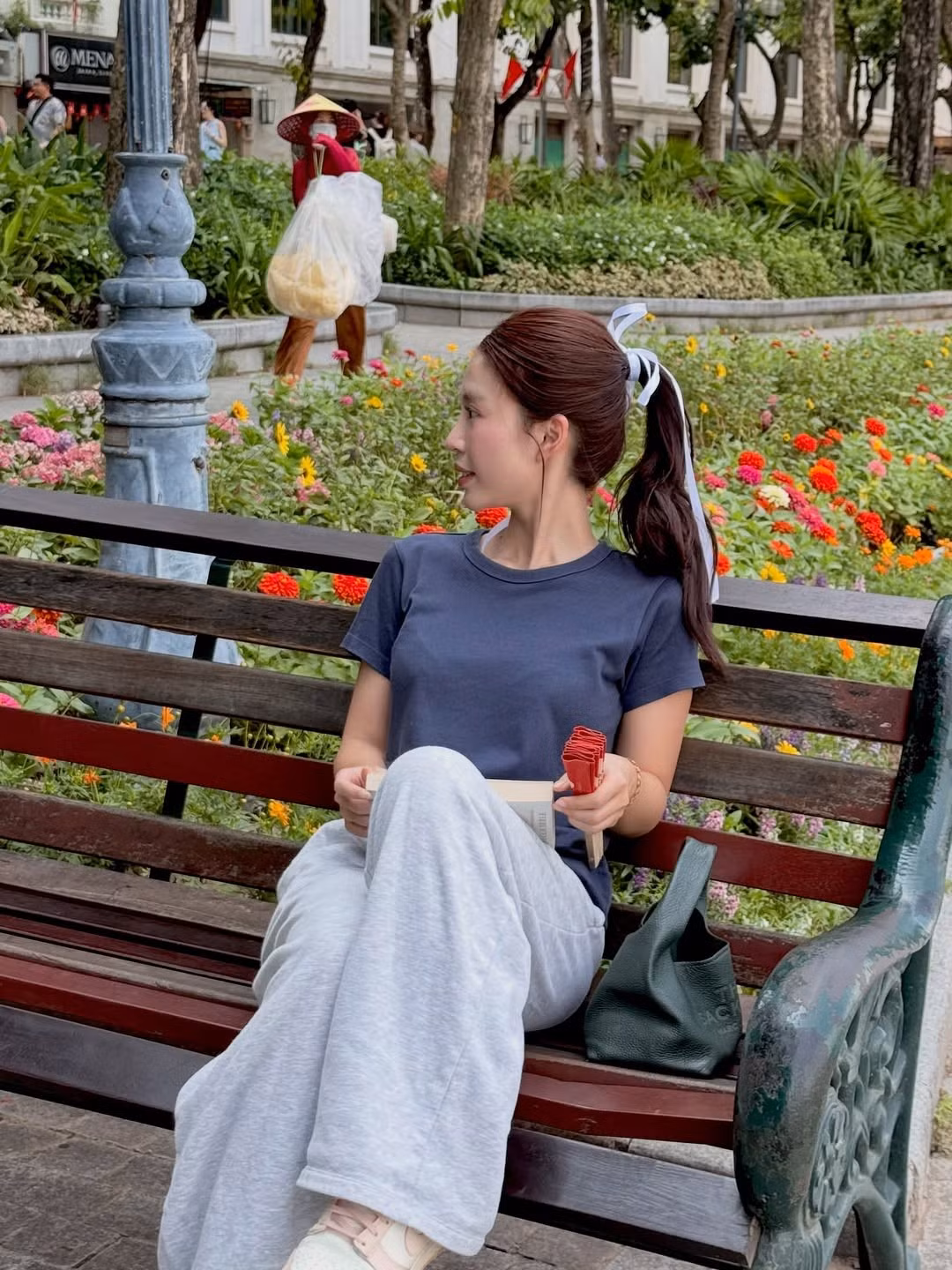 Cô nàng hot girl Mẫn Tiên mới đây cũng đã đăng tải bộ ảnh "đu trend" check-in với vườn hoa bên hồ Gươm thơ mộng. (Ảnh: FBNV)