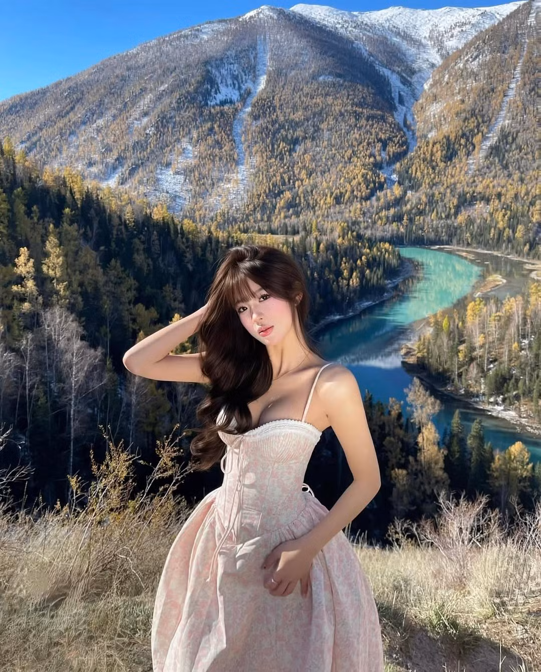 Giữa khung cảnh thiên nhiên hùng vĩ được mệnh danh là “Thụy Sĩ của phương Đông”, vẻ đẹp ngọt ngào, lãng mạn của cô nàng nổi bật như một nàng thơ bước ra từ truyện cổ tích. (Ảnh: IGNV)