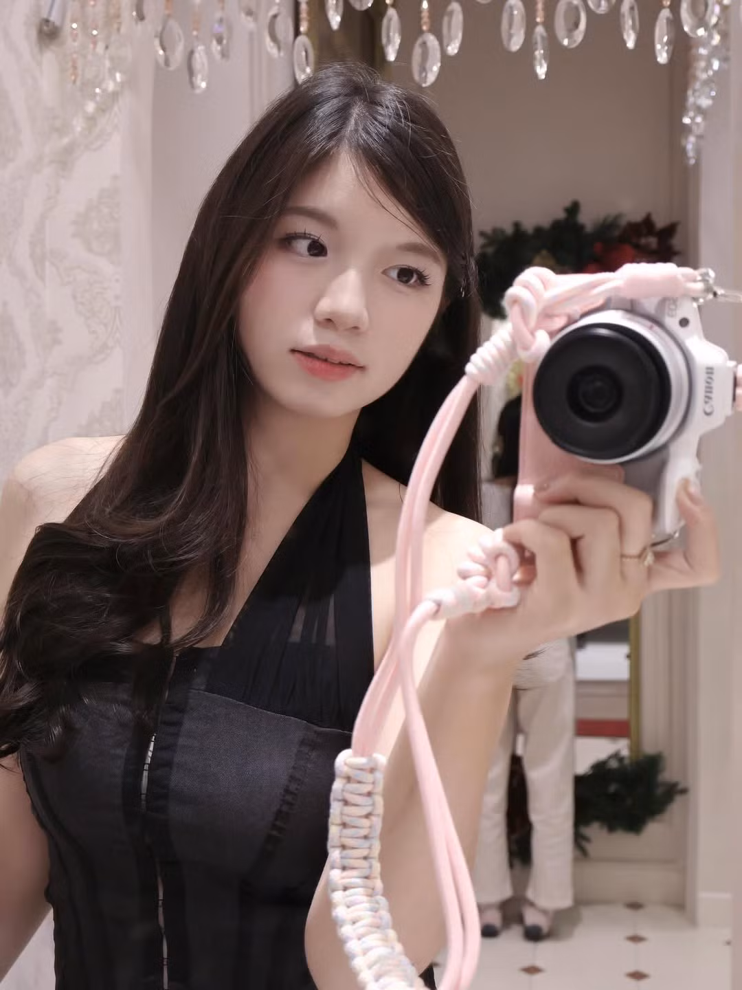 Dù là lúc đang nhấm nháp ly chocolate nóng hay khi cầm chiếc máy ảnh nhỏ xinh, mỗi khung hình của Bảo Chinh đều toát lên vẻ tự tin và tràn đầy năng lượng tích cực. (Ảnh: IGNV)