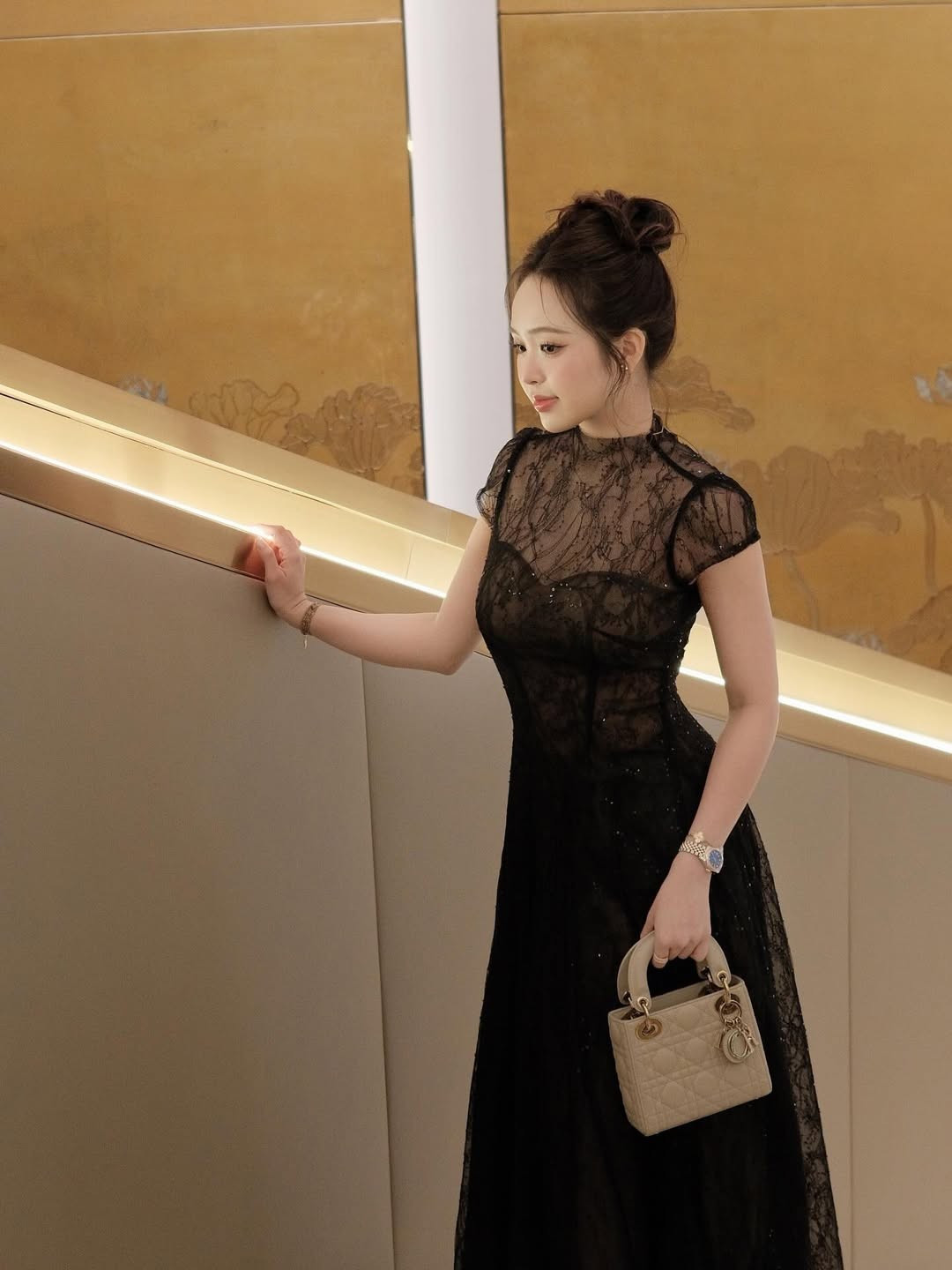 Cô nàng tập trung vào việc tận hưởng từng khoảnh khắc của cuộc sống: từ những chuyến du lịch sang chảnh, những buổi tập gym miệt mài để duy trì vóc dáng "vạn người mê". (Ảnh: IGNV)