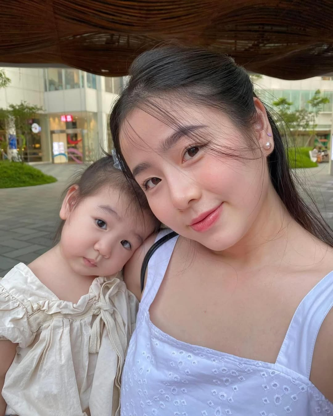 Bé Bún được nhận xét sở hữu những đường nét thanh tú từ mẹ. Cô bé với đôi mắt long lanh, nước da trắng hồng đúng chuẩn một cô "công chúa nhỏ" điệu đà, đáng yêu. (Ảnh: IGNV)