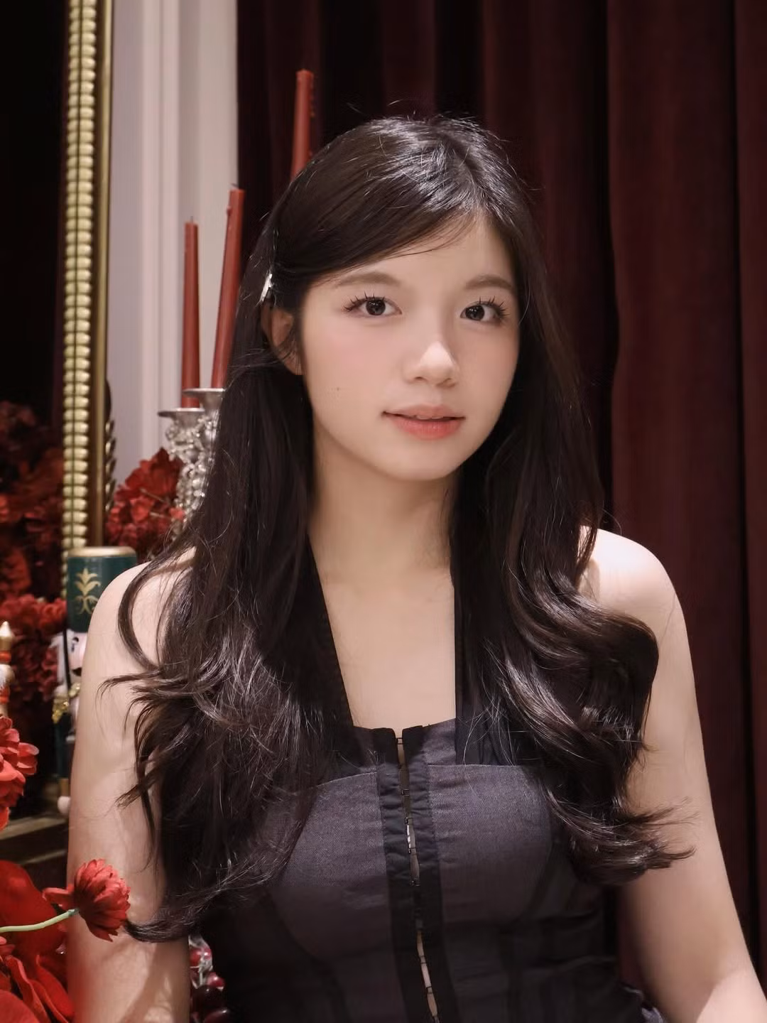 Nguyễn Bảo Chinh (sinh năm 2004, quê Nha Trang) là cái tên không còn xa lạ với cộng đồng mạng. Cô hiện là học viên năm 3 tại Đại học Cảnh sát Nhân dân. Bảo Chinh bắt đầu trở thành hiện tượng mạng khi tham gia khối diễu binh Nữ Cảnh sát Đặc nhiệm trong Đại lễ 30/4 và Đại lễ 2/9. (Ảnh: IGNV)