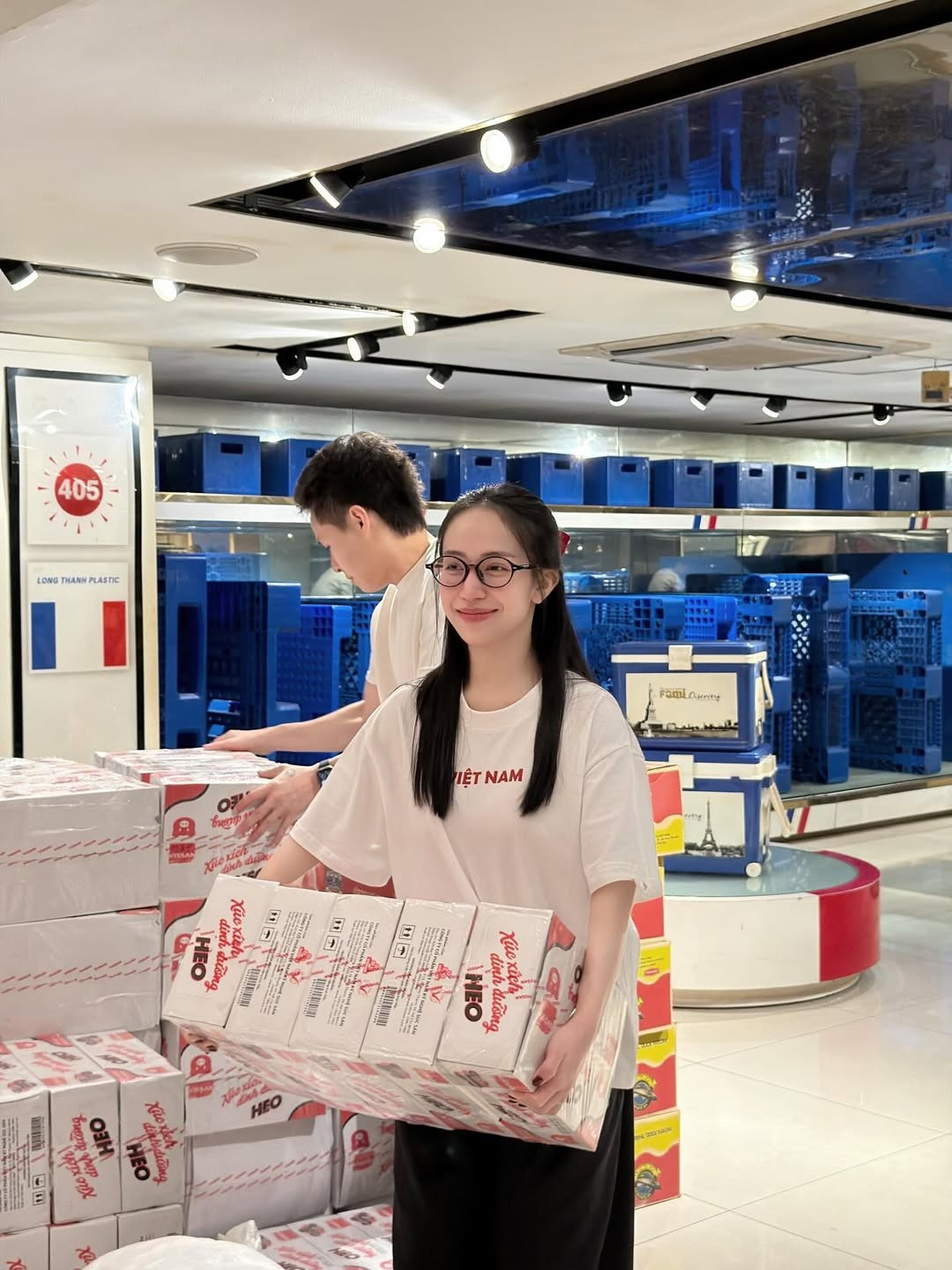 Tình hình mưa bão ở miền Trung vẫn đang có nhiều diễn biến phức tạp, gây thiệt hại nặng nề tại nhiều địa phương. Trong những ngày đồng bào miền Trung phải đối mặt với khó khăn do bão lũ lịch sử, tinh thần tương thân tương ái của người dân cả nước lại càng được nhân lên mạnh mẽ. (Ảnh: IGNV)