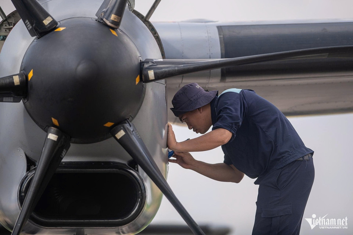 Sáng sớm 8/8, các kỹ sư, kỹ thuật viên hàng không và tổ bay thuộc Lữ đoàn Không quân 918 (Quân chủng Phòng không - Không quân) có mặt tại sân bay Gia Lâm (Hà Nội) làm công tác kiểm tra và chuẩn bị cho buổi tập luyện bay trên bầu trời thủ đô.