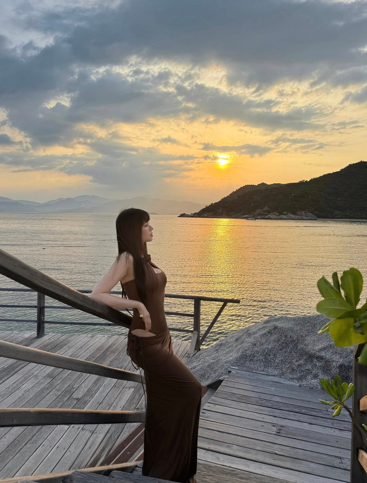 Trong một số khoảnh khắc khắc, Tâm Tít kết hợp với chiếc chân váy cùng tone màu, tạo nên nét thanh lịch, duyên dáng. (Ảnh: FBNV)