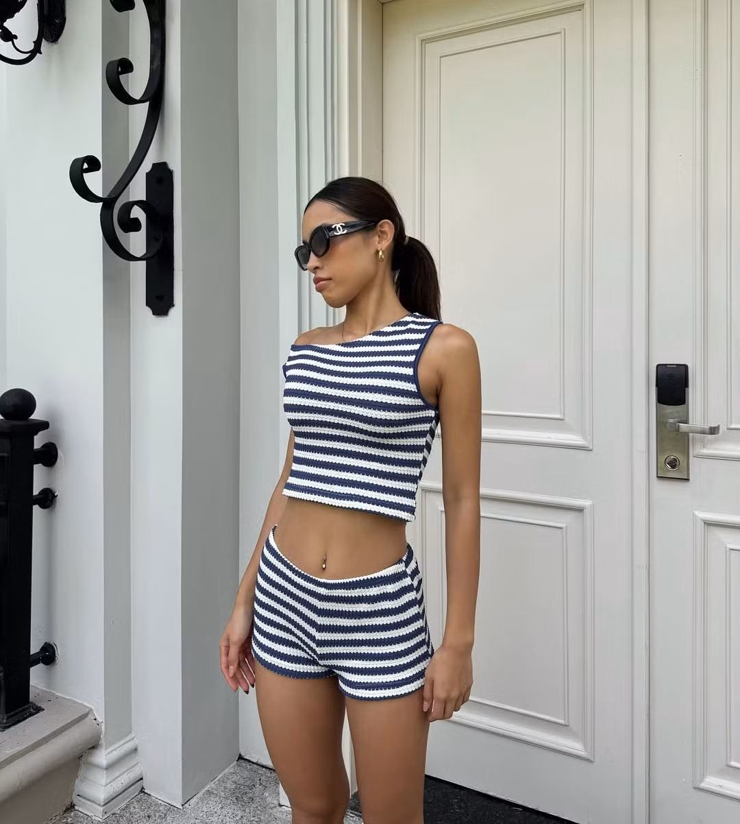 Không cần hở bạo, chỉ với tà áo yếm và chiếc nón lá, Lilthu vẫn toát lên vẻ quyến rũ, hiện đại và tràn đầy năng lượng của một người trẻ yêu văn hóa Việt. (Ảnh IGNV)