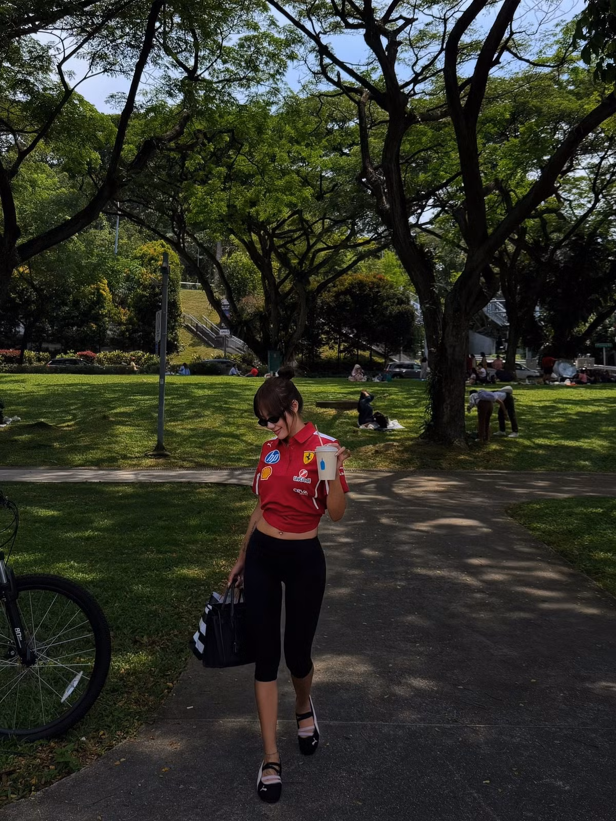 Cô nàng còn tranh thủ check-in với không gian xanh mát ngoài trời của xứ "đảo quốc sư tử". (Ảnh: IGNV)