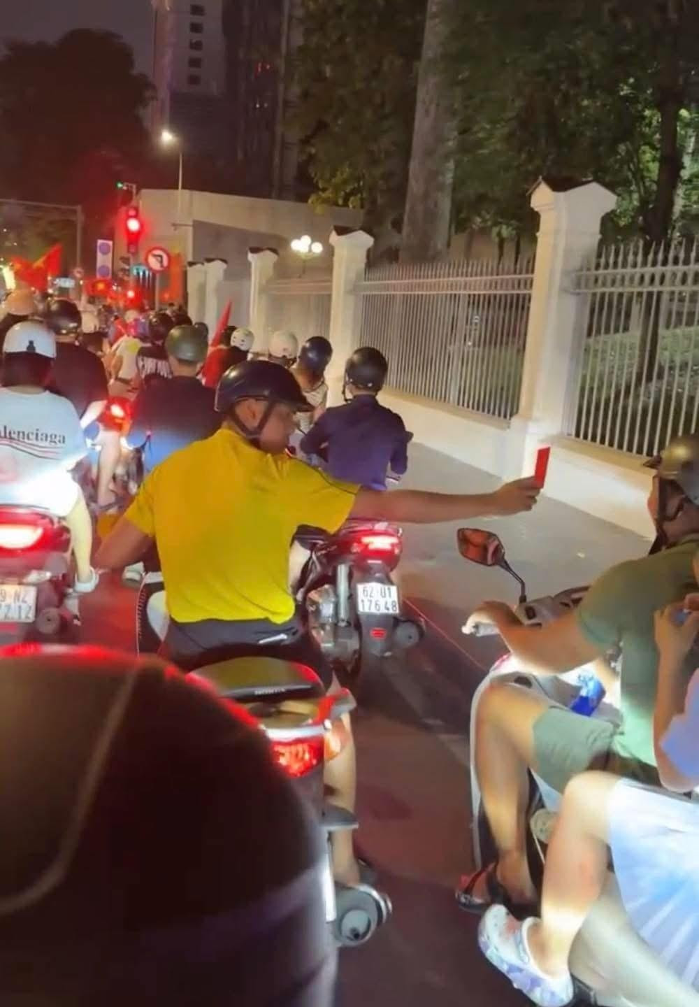 Trong cái không khí hừng hực của sự ăn mừng chiến thắng, sự hài hước luôn hiện diện ở mọi ngóc ngách. Một cổ động viên đã mang theo cả thẻ đỏ để "phạt" những người xung quanh hoặc đơn giản là tái hiện lại những tình huống kịch tính trên sân cỏ ngay trên đường phố.