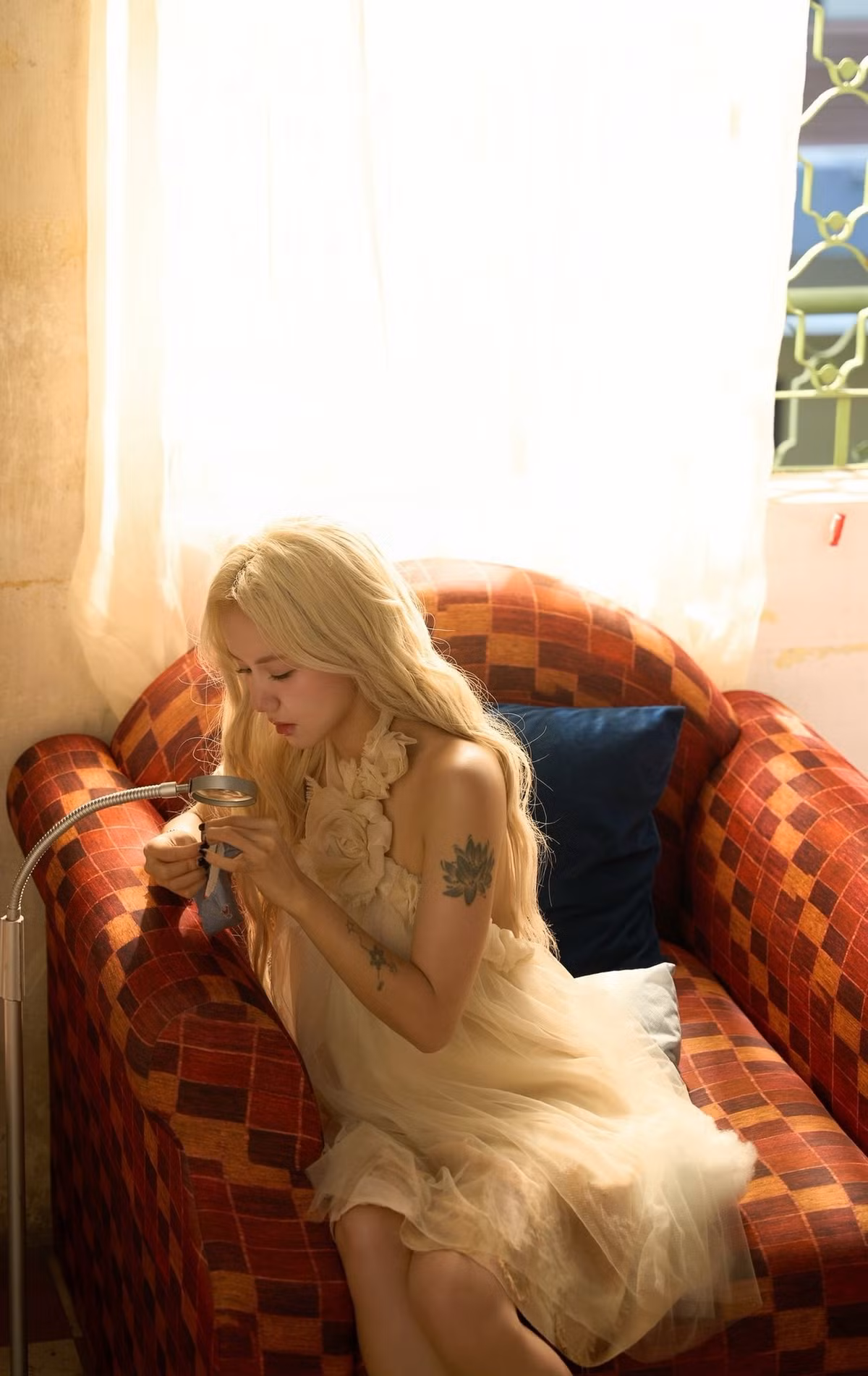 Phụ kiện tối giản, gần như không điểm trang nhưng lại càng làm nổi bật vẻ đẹp thuần khiết và ánh nhìn đậm chất điện ảnh.