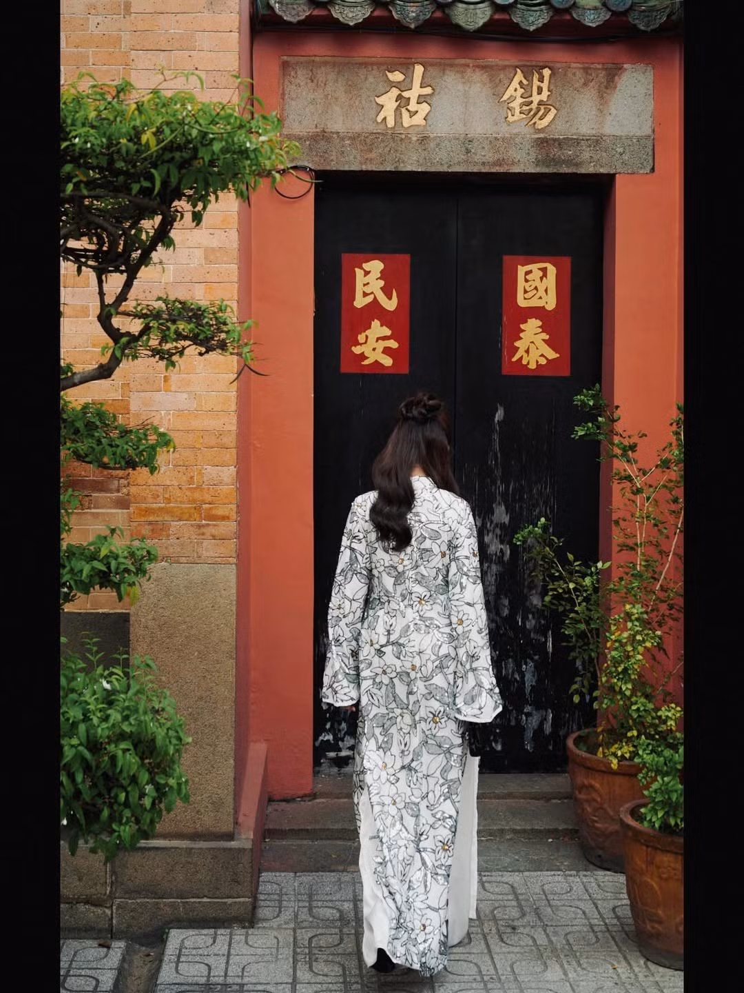 Những bức hoành phi, câu đối đỏ và hàng nhang vòng đã góp phần tạo nên một không gian tâm linh ấm cúng, đậm chất Tết cổ truyền. (Ảnh: IGNV)