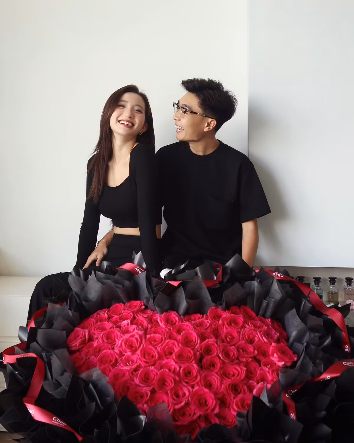 Trước khi chính thức xác nhận "đường ai nấy đi", cộng đồng mạng đã soi ra nhiều dấu hiệu cho thấy mối quan hệ của cả hai đang gặp trục trặc như không còn đăng ảnh nhau lên trang cá nhân trong khoảng thời gian gần đây. (Ảnh: IGNV)