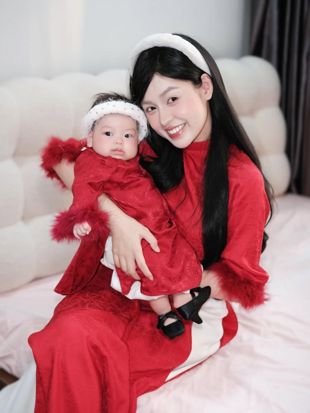 Trong loạt ảnh, Trần Thanh Tâm lựa chọn thiết kế áo dài đỏ rực rỡ - gam màu tượng trưng cho sự may mắn và sung túc trong văn hóa Việt Nam. (Ảnh: IGNV)