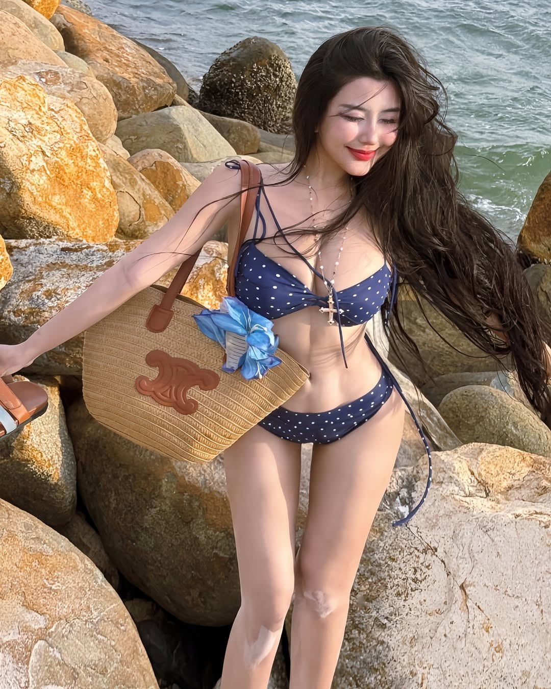 Loạt ảnh này của Võ Ngọc Trân nhanh chóng gây "bão" trên các nền tảng mạng xã hội. Người hâm mộ không ngừng bày tỏ sự ngưỡng mộ trước nhan sắc và vóc dáng ngày càng "thăng hạng" của cô.