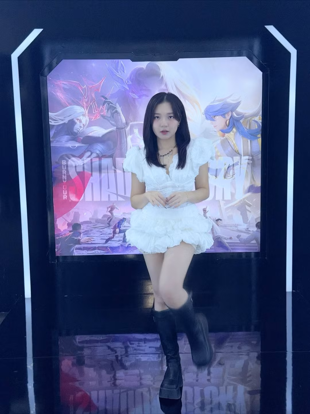 Phương Thảo diện chiếc váy trắng bồng bềnh, kiểu dáng công chúa nhưng lại phối hợp một cách độc đáo cùng đôi boots cao cổ đế thô hầm hố màu đen. (Ảnh: IGNV)