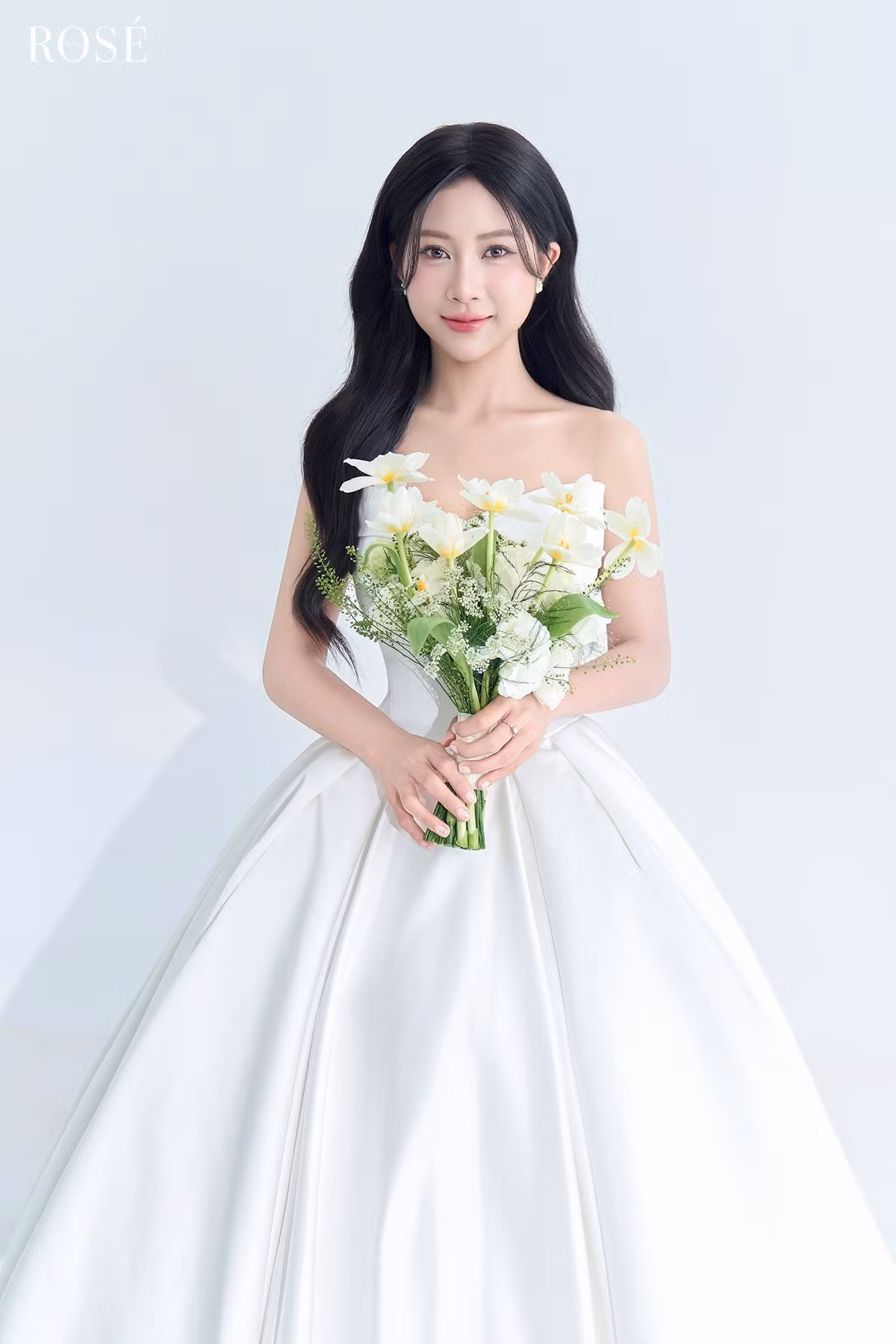 Trong suốt những giai đoạn khó khăn nhất ấy, bên cạnh "Nắng" luôn có chàng trai tên Hải (làm IT) - người đã thầm mến cô suốt 7 năm và kiên trì tỏ tình tới 9 lần nhưng đều bị từ chối vì mặc cảm bệnh tật. (Ảnh: Rosé Wedding)