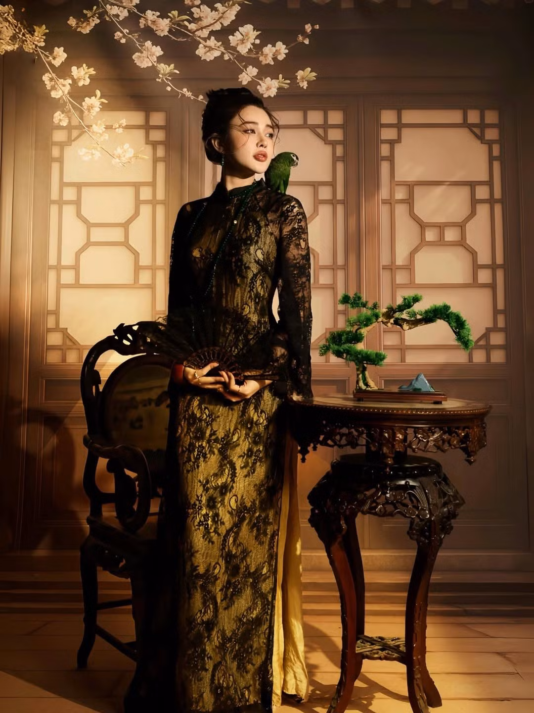 Thiết kế này đặc biệt phù hợp cho những bộ ảnh Tết mang phong cách nghệ thuật, giúp người mặc nổi bật trong các không gian kiến trúc cổ kính. (Ảnh: IG @_glambabi_)