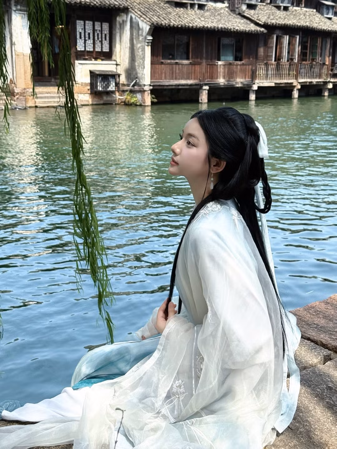 Mái tóc đen dài thướt tha được tết gọn gàng, thêm chiếc trâm cài tinh xảo càng làm tôn lên nét đẹp dịu dàng, thanh khiết của nàng "tiên nữ mukbang". (Ảnh: IGNV)