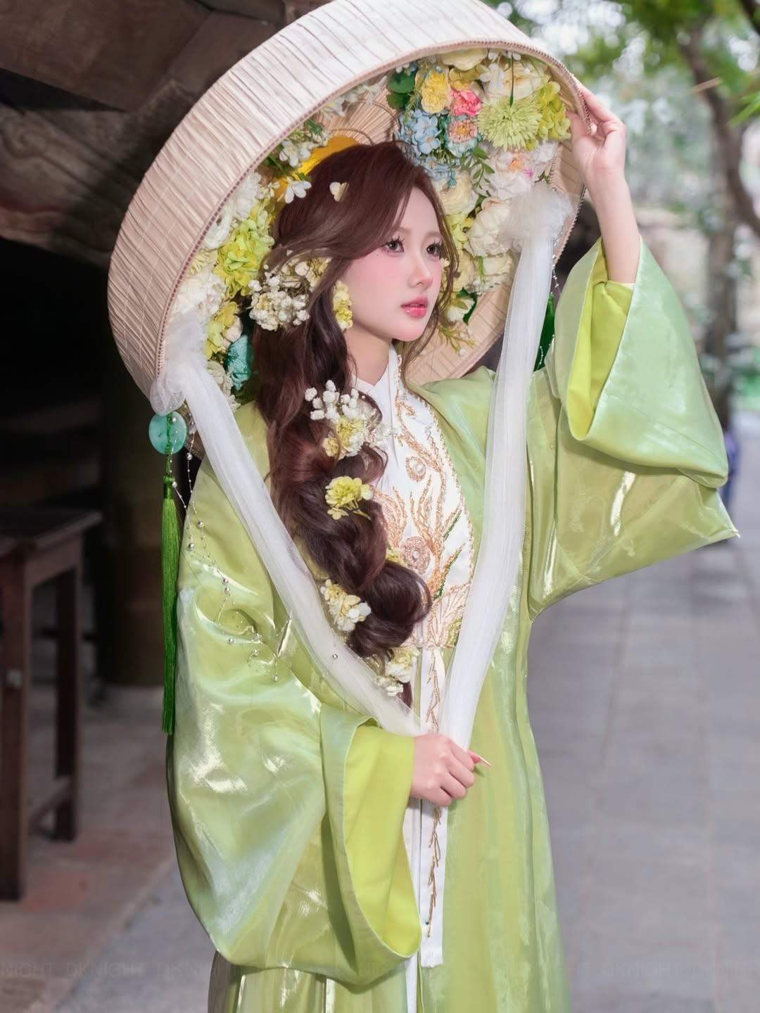 Nụ cười rạng rỡ, ánh mắt biết nói cùng làn da trắng mịn màng của Diệu Linh trong khung cảnh cổ kính đã tạo nên một tổng thể "mười phân vẹn mười", khiến bất cứ ai đi ngang qua cũng phải dừng lại ngắm nhìn.(Ảnh: IGNV)