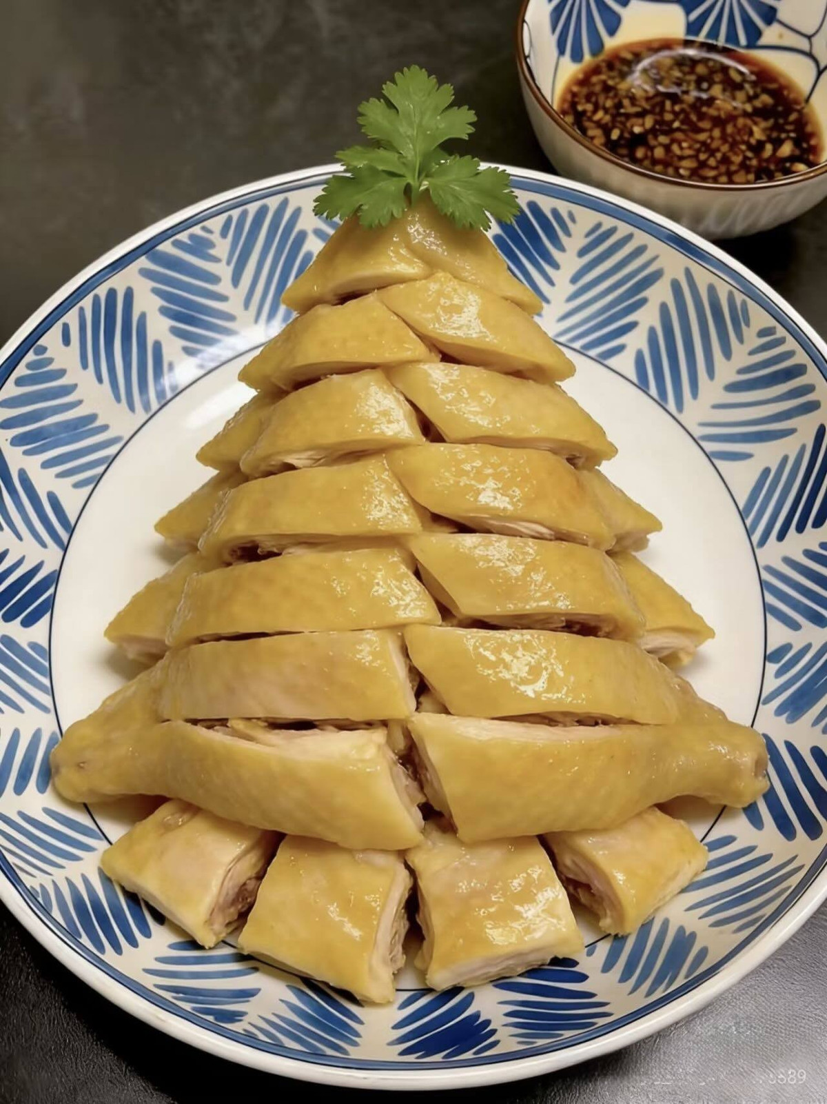 ón gà luộc chặt miếng được xếp khéo léo thành hình chóp, điểm xuyết bằng một nhánh ngò rí (rau mùi) trên đỉnh. Đây quả là một biến tấu tinh tế và truyền thống cho bữa ăn ngày lễ.