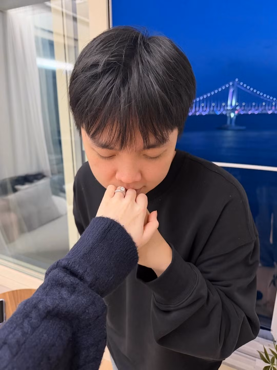 Trong suốt sự nghiệp đỉnh cao của ADC, Kim Chung luôn là hậu phương vững chắc, cùng anh đi qua những thăng trầm, từ những chức vô địch danh giá AWC, AIC đến những giai đoạn khó khăn khi phong độ đi xuống. (Ảnh: IG @kimchunqg)