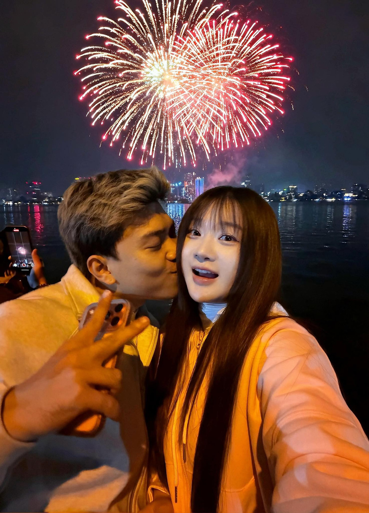 Dù gặp không ít ý kiến trái chiều hay những tin đồn về người cũ, Soanh Trần luôn thể hiện sự bảo vệ và cưng chiều dành cho bạn gái. Lyly cũng từng khẳng định Soanh Trần là người đàn ông lý tưởng mà cô luôn tìm kiếm. (Ảnh: FBVN)