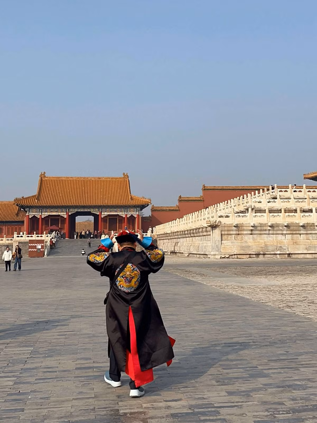 Điều đặc biệt khiến bức ảnh trở nên viral chính là dáng vẻ và biểu cảm của anh Hiếu được nhiều cư dân mạng hài hước ví von giống như địa chủ, phú ông, hoặc thậm chí là "quan tham", đặc biệt là nhân vật nổi tiếng Hòa Thân – “đệ nhất quan tham” trong lịch sử Trung Hoa.