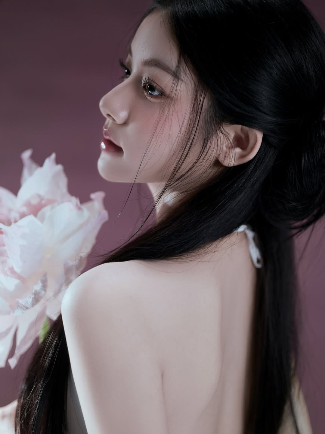 Ánh mắt mơ màng, bờ vai trần mảnh dẻ giữa không gian mờ ảo tạo nên một tổng thể vừa ngọt ngào, vừa cuốn hút. (Ảnh: IGNV)