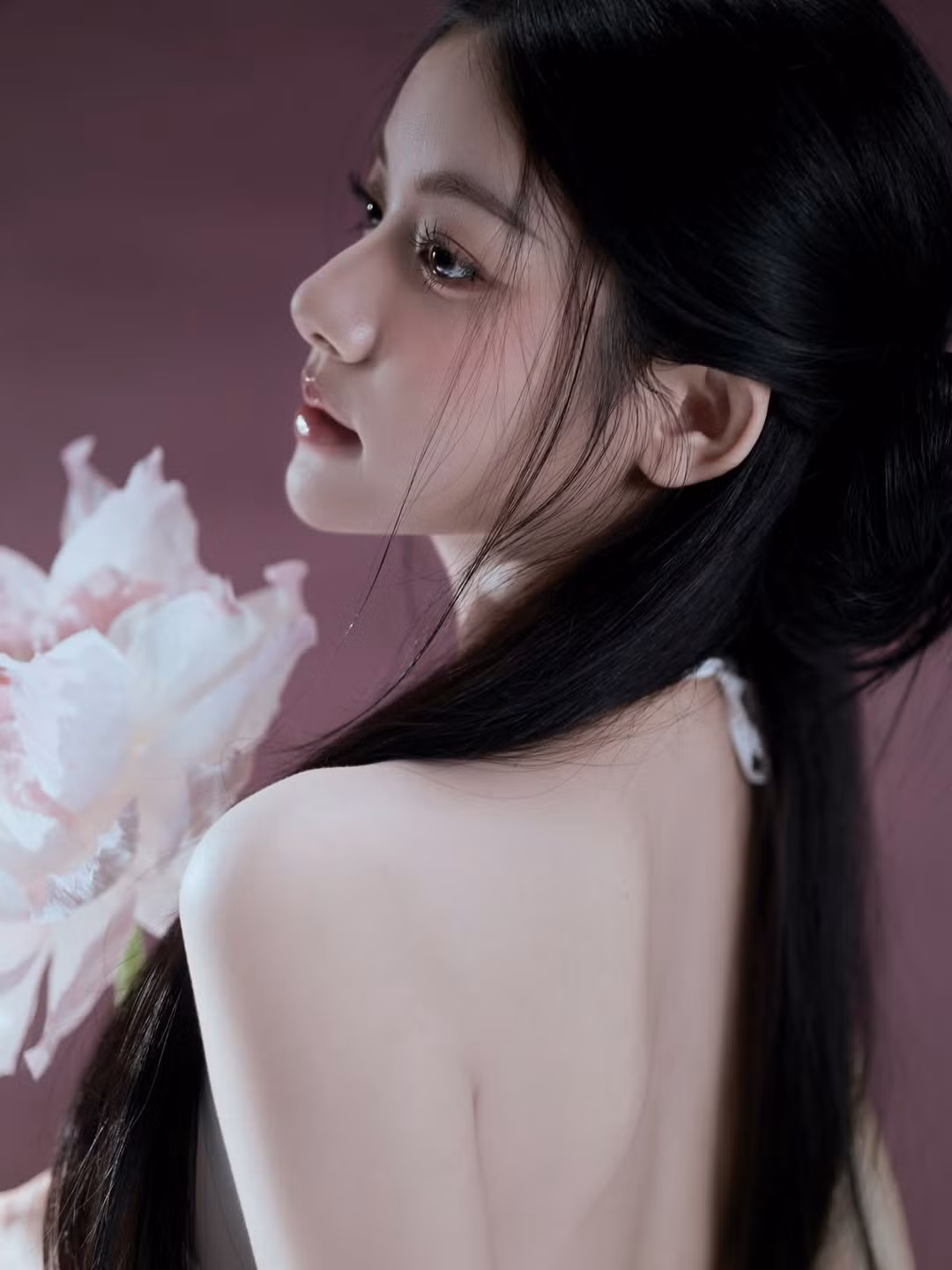 Ánh mắt mơ màng, bờ vai trần mảnh dẻ giữa không gian mờ ảo tạo nên một tổng thể vừa ngọt ngào, vừa cuốn hút. (Ảnh: IGNV)