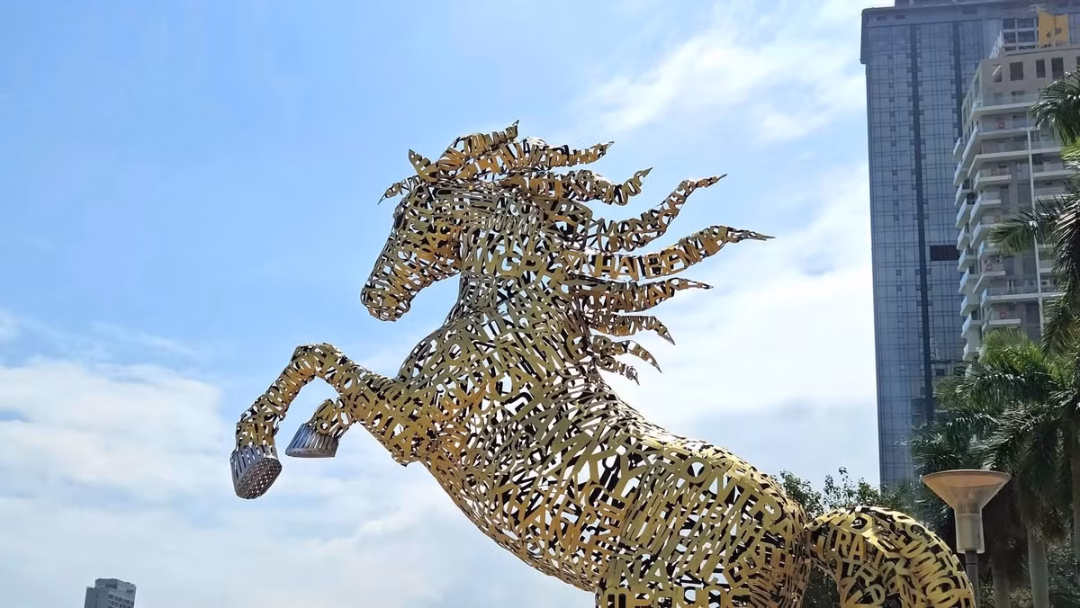 Bên cạnh tượng Thánh Gióng mạ bạc, Đà Nẵng còn "trình làng" những linh vật ngựa ấn tượng không kém như linh vật ngựa được ghép từ tên của 94 xã, phường và các đơn vị hành chính của Đà Nẵng.