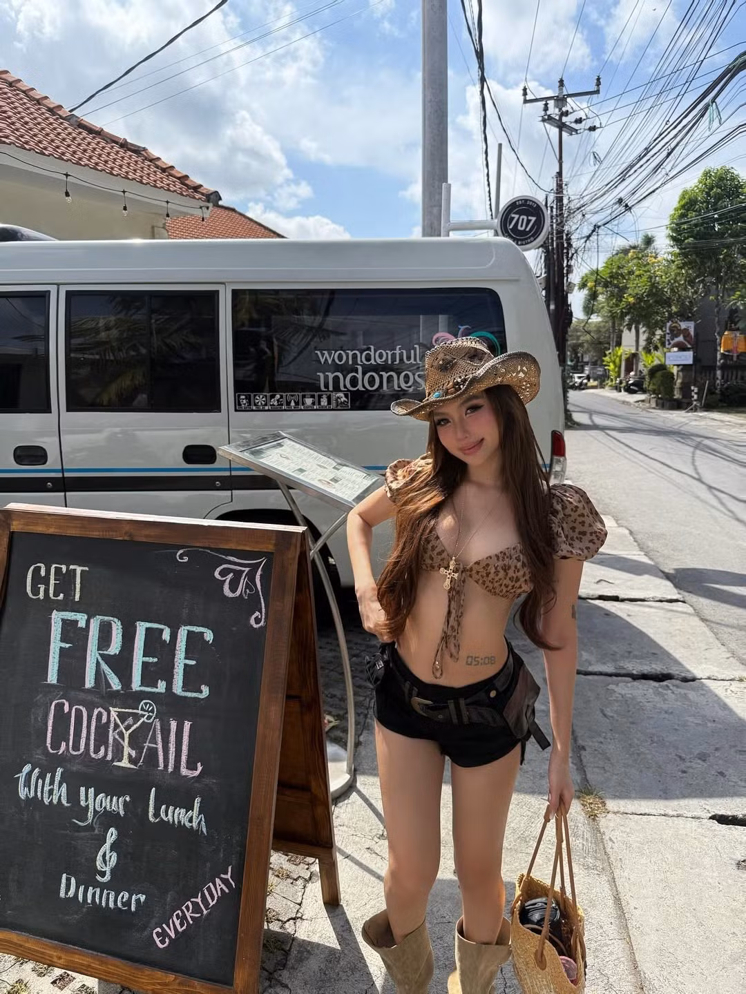 Quỳnh Như không kém cạnh khi diện bikini họa tiết da báo với áo bra top buộc dây và quần shorts đen.