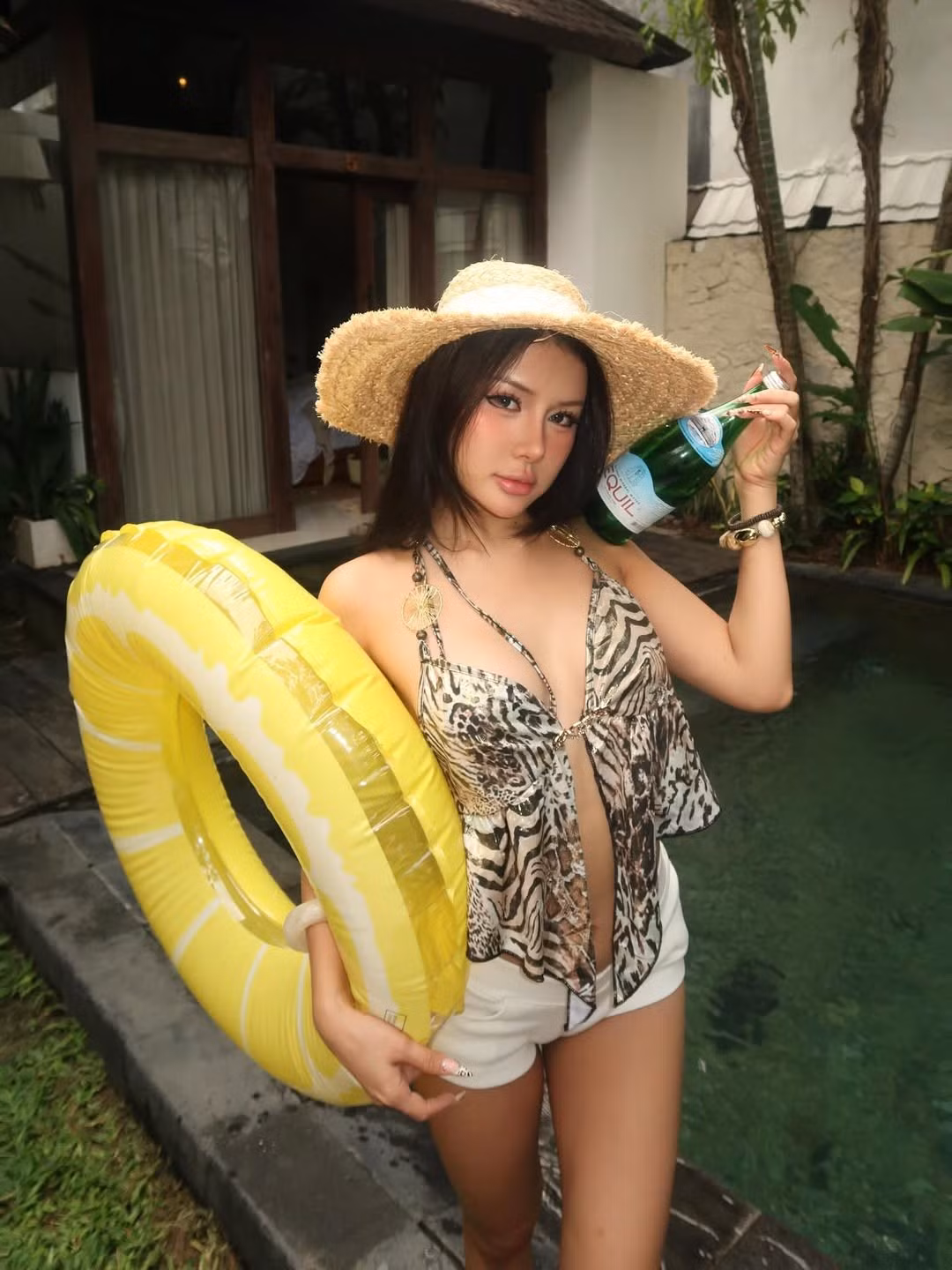 Cả hai diện những bộ bikini họa tiết da động vật với thiết kế cut-out độc đáo, tôn lên vóc dáng thon gọn và những đường cong quyến rũ.