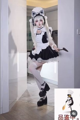 Lần này, cô nàng đã mang đến một sự kết hợp độc đáo khi hóa thân thành cô hầu gái, nhưng thay vì tạo dáng gợi cảm, nữ coser lại nhảy "vũ điệu cánh cụt" vô cùng đáng yêu. (Ảnh: IGNV)