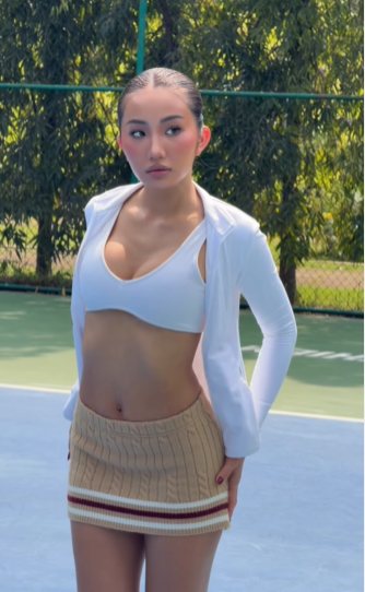 Ở những góc chụp cận cảnh, người xem có thể thấy rõ những vết rạn dài - kết quả của quá trình mang thai và sinh con đầu lòng. Thay vì tự ti hay giấu giếm, hot tiktoker sinh năm 2004 chọn cách đối diện và công khai chúng một cách tự nhiên nhất. (Ảnh: IGNV)