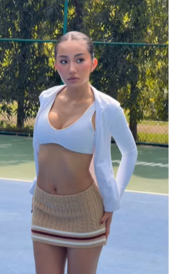 Ở những góc chụp cận cảnh, người xem có thể thấy rõ những vết rạn dài - kết quả của quá trình mang thai và sinh con đầu lòng. Thay vì tự ti hay giấu giếm, hot tiktoker sinh năm 2004 chọn cách đối diện và công khai chúng một cách tự nhiên nhất. (Ảnh: IGNV)