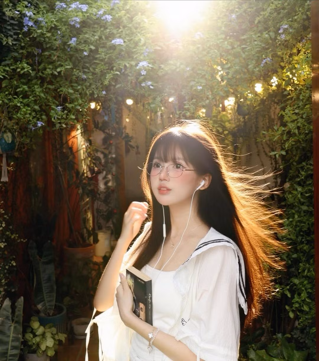 "Tên của tớ là Pun" – cái tên không còn xa lạ với cộng đồng mạng, đặc biệt là những người yêu thích phong cách ngọt ngào, đáng yêu. Cô nàng TikToker này không chỉ nổi tiếng với những video triệu view mà còn bởi gu thời trang độc đáo, được ví như bước ra từ những trang truyện tranh lung linh.