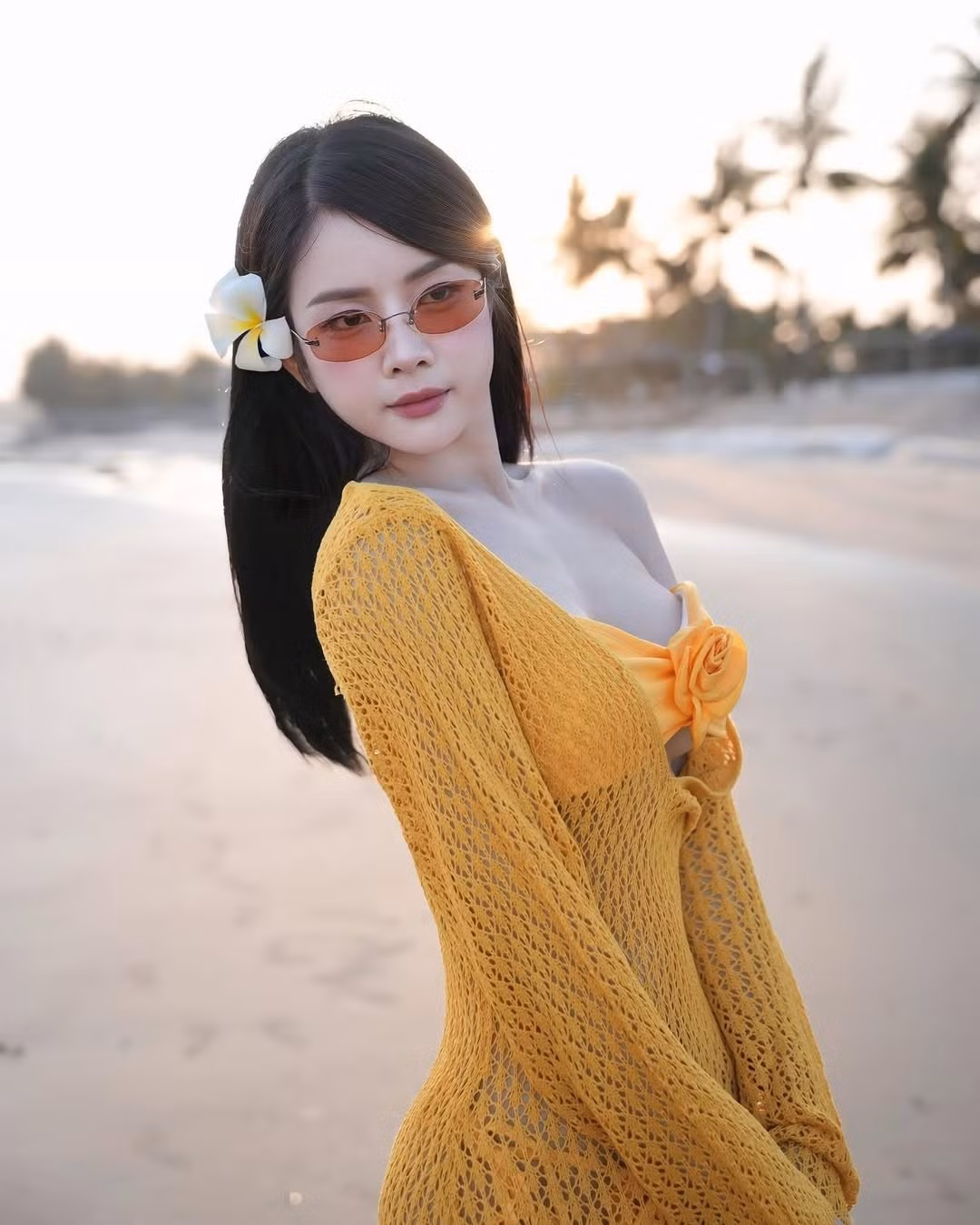 Điểm đặc biệt là Mie kết hợp cùng bikini vàng nhấn hoa 3D nơi ngực, tạo cảm giác vừa ngọt ngào vừa nóng bỏng.