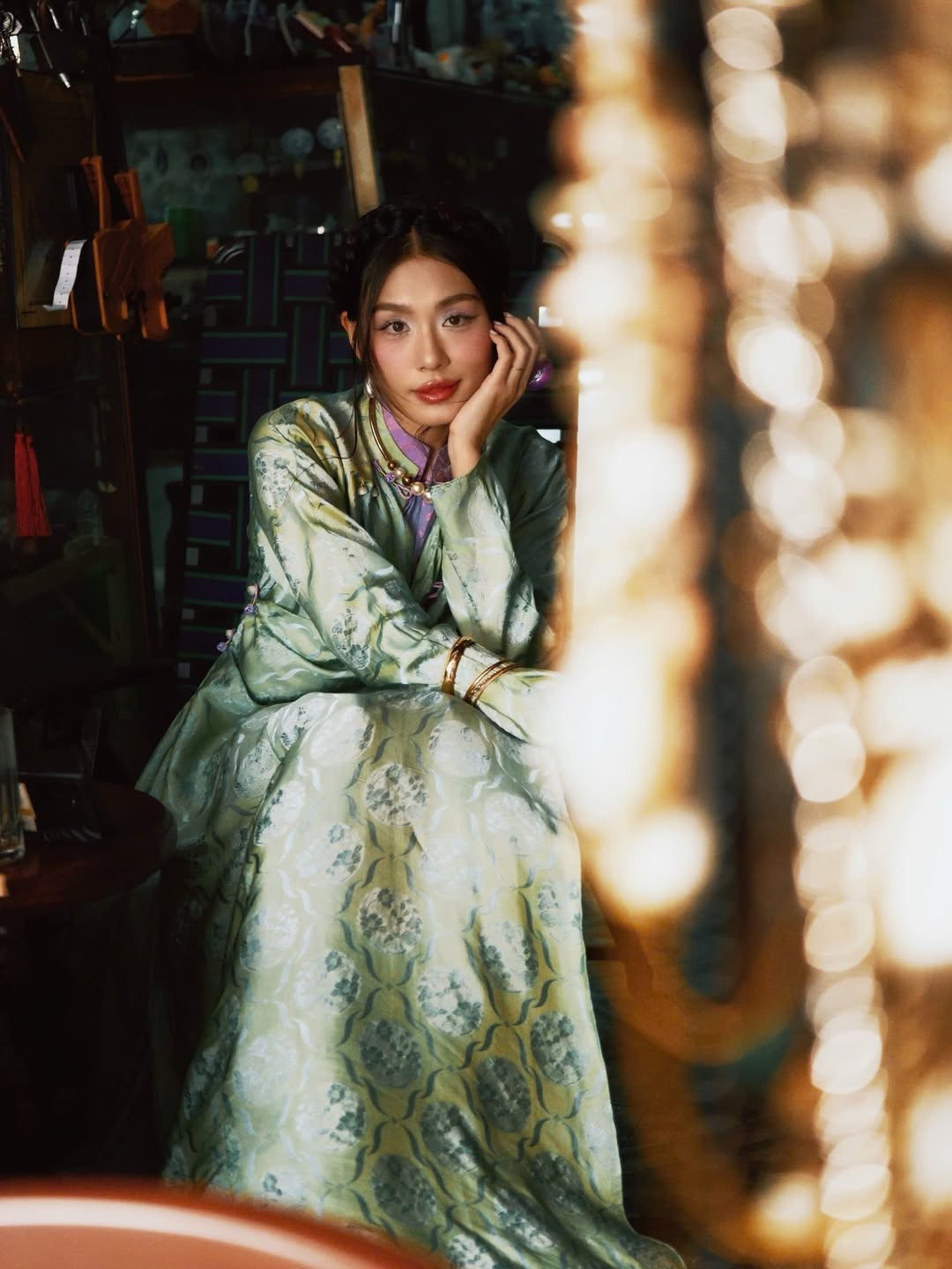 Dịp cuối năm, bên cạnh việc chăm chỉ tham gia nhiều sự kiện khác nhau, Á hậu Thảo Nhi Lê cũng thường xuyên cập nhật cuộc sống của mình trên mạng xã hội. Mới đây, người đẹp sinh năm 1994 đã gia nhập đường đua ảnh Tết với hai bộ ảnh áo dài đậm chất nghệ thuật, vừa mang nét hiện đại nhưng vẫn giữ được hơi thở truyền thống trong từng khung hình. (Ảnh: IGNV)