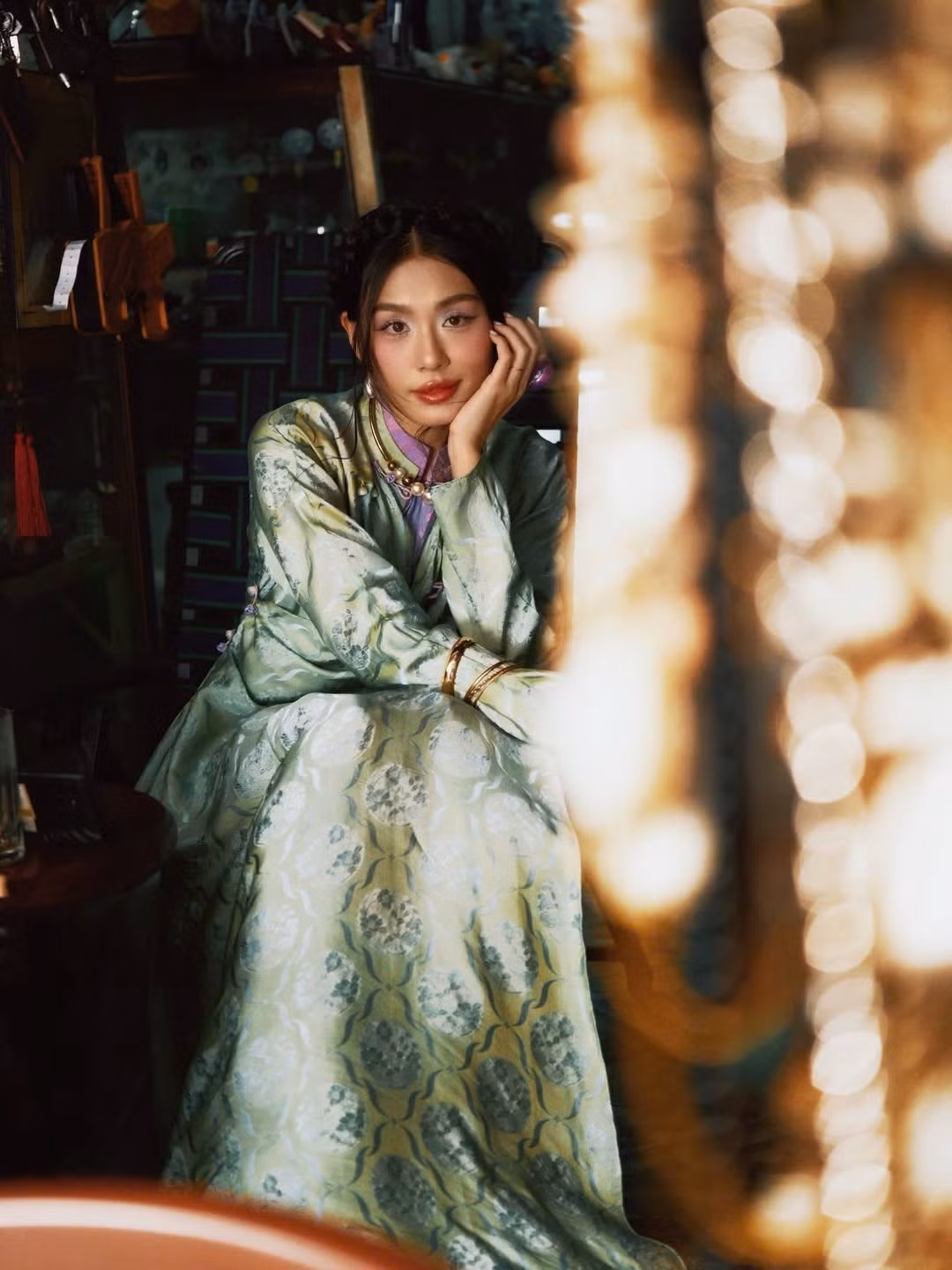 Dịp cuối năm, bên cạnh việc chăm chỉ tham gia nhiều sự kiện khác nhau, Á hậu Thảo Nhi Lê cũng thường xuyên cập nhật cuộc sống của mình trên mạng xã hội. Mới đây, người đẹp sinh năm 1994 đã gia nhập đường đua ảnh Tết với hai bộ ảnh áo dài đậm chất nghệ thuật, vừa mang nét hiện đại nhưng vẫn giữ được hơi thở truyền thống trong từng khung hình. (Ảnh: IGNV)